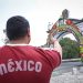 Omar Muñoz presenta enflorado de feria en el Puente de México