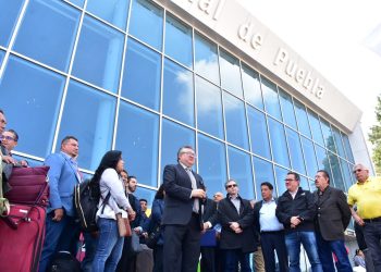 Llegan a Puebla los primeros pasajeros del vuelo directo desde Newark