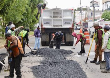 Realiza Secretaría de Infraestructura corrección temporal en daño por drenaje en Avenida Lafragua