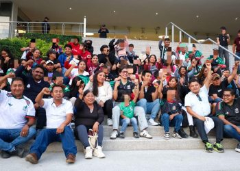 Gaby «La Bonita» Sánchez premia el esfuerzo de la niñez de Azumiatla