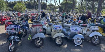 Apasionados de la Vespa llegan a Roma