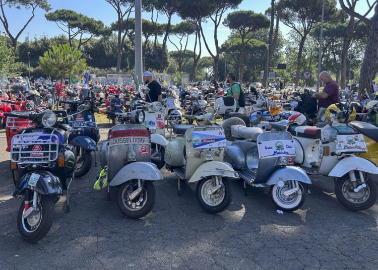 Apasionados de la Vespa llegan a Roma