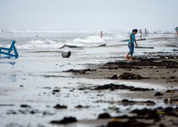 México alerta por posible ciclón tropical cercano.