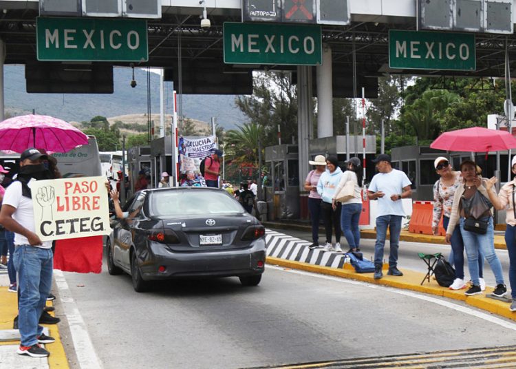 Maestros toman casetas en centro y sur del país
