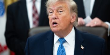 Trump nominó a expolicía a dirigir agencia de control migratorio