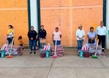 Protección Civil entrega apoyos a afectados en Huehuetla
