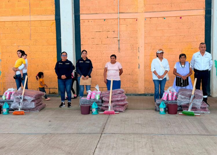 Protección Civil entrega apoyos a afectados en Huehuetla