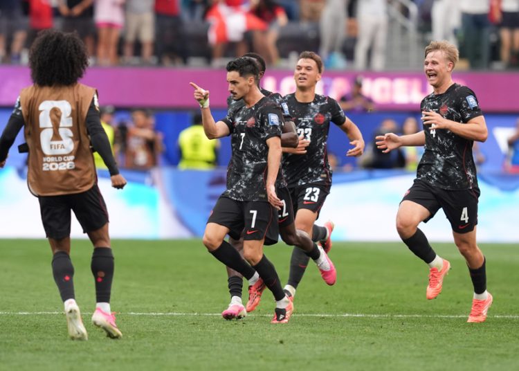 Canadá hace historia y en octavos de final