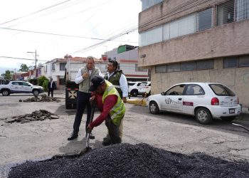 Pepe Chedraui supervisa bacheo en Villa Posadas