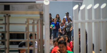 Tribunal autoriza a Trump a reanudar deportaciones aceleradas en EEUU