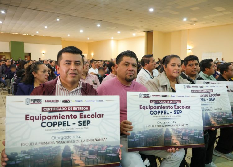 Entrega SEP más de 12 mil becas a estudiantes