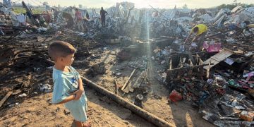 Israel destruye con bombardeo más de 100 de tiendas de campaña de desplazados en Gaz