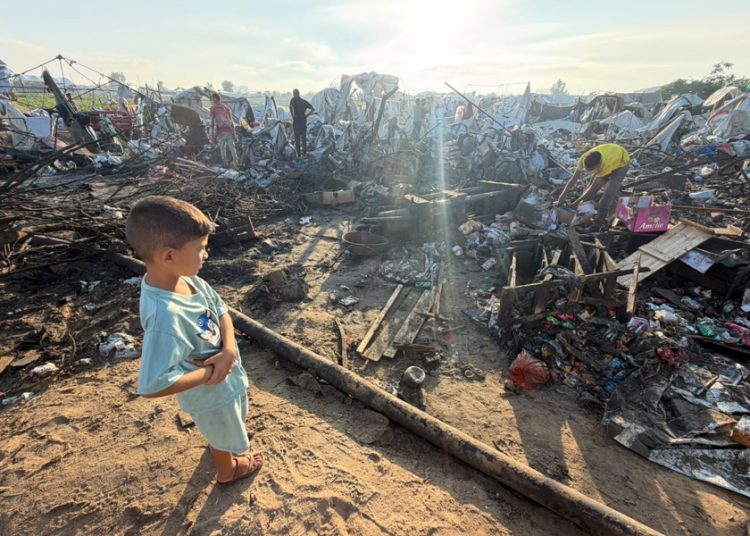 Israel destruye con bombardeo más de 100 de tiendas de campaña de desplazados en Gaz