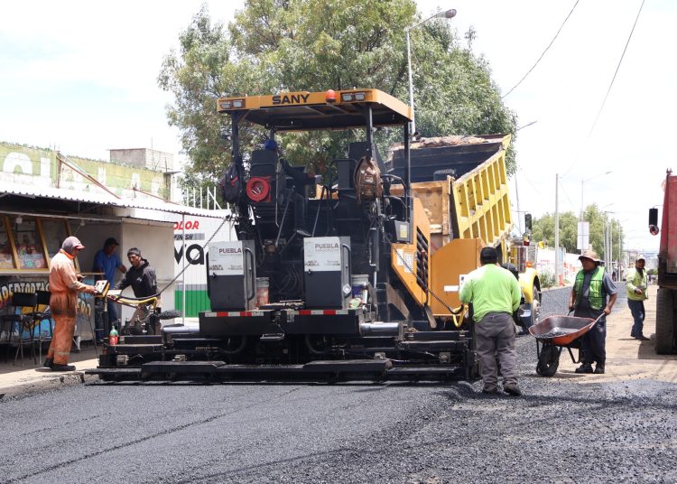 Inician pavimentación de seis vialidades más en la capital poblana