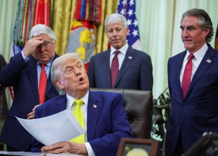 Trump dispuesto a reunirse con Jameneí si hay acuerdo con Irán