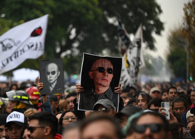 Miles de fans despiden al ‘Indio’ Solari en Argentina