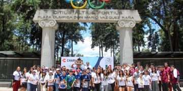 Niñas y niños poblanos celebran el Día Olímpico en el COM