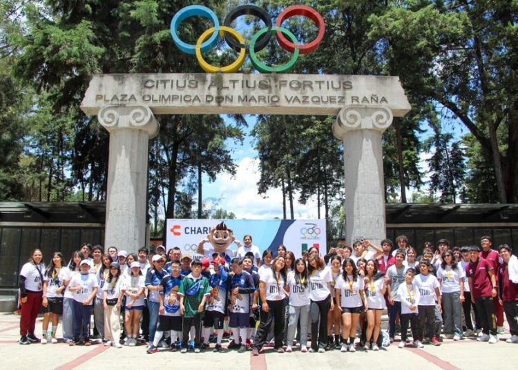Niñas y niños poblanos celebran el Día Olímpico en el COM