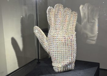Subastan en París por 113 mil euros un guante que Michael Jackson llevó en 1988