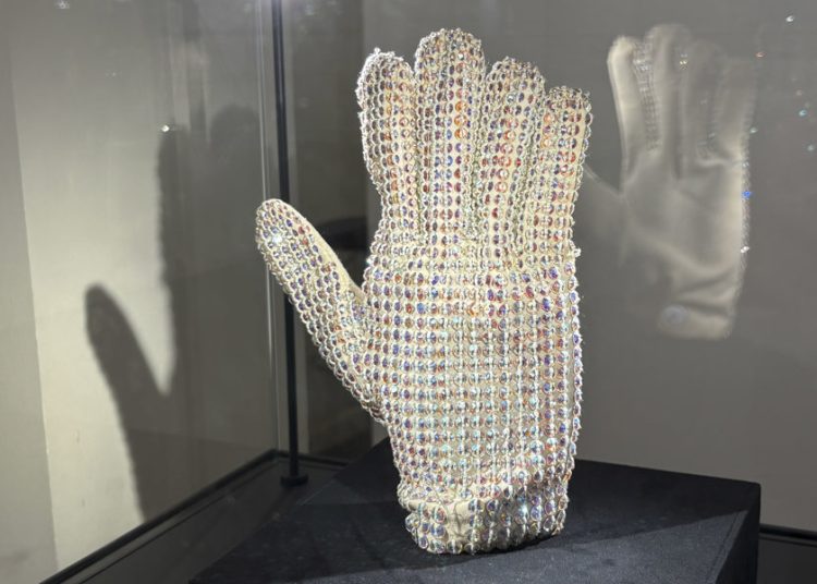 Subastan en París por 113 mil euros un guante que Michael Jackson llevó en 1988