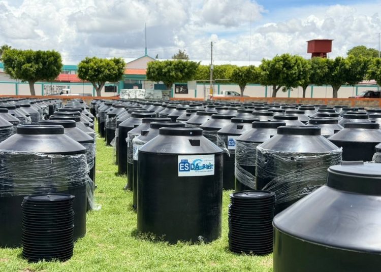 Entregan 500 tinacos para mejorar acceso al agua en Tetela