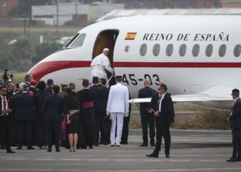 Papa vuelve a Roma en el avión del rey de España