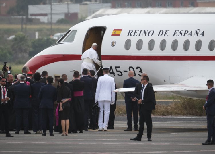 Papa vuelve a Roma en el avión del rey de España