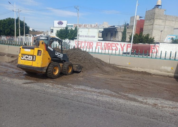 Limpian puente de la Central de Abasto tras lluvias