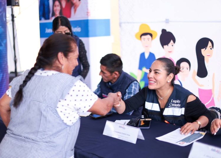 Acerca Lupita Cuautle atención integral a familias de San Francisco Acatepec