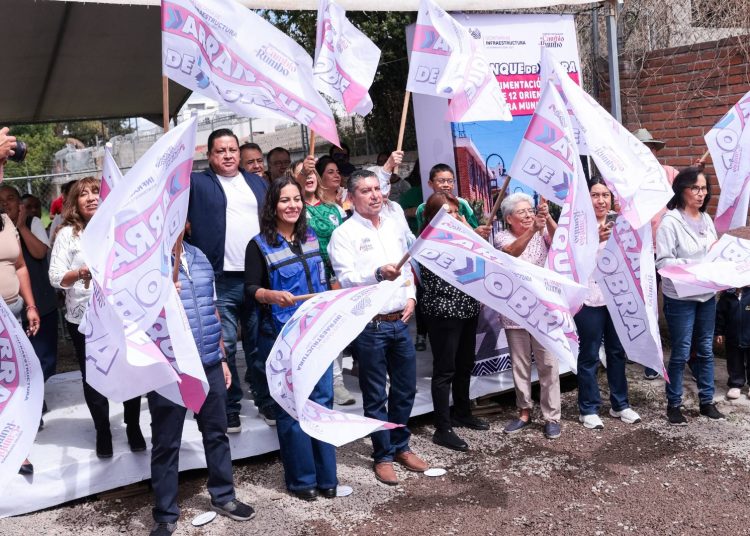 La espera terminó, inicia Lupita Cuautle pavimentación de la calle 12 oriente