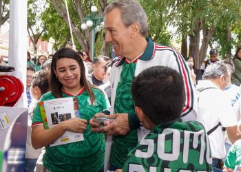 Realizan megaintercambio de estampas mundialistas