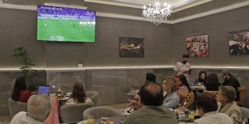 Pactan suspensión parcial de actividades para ver el futbol