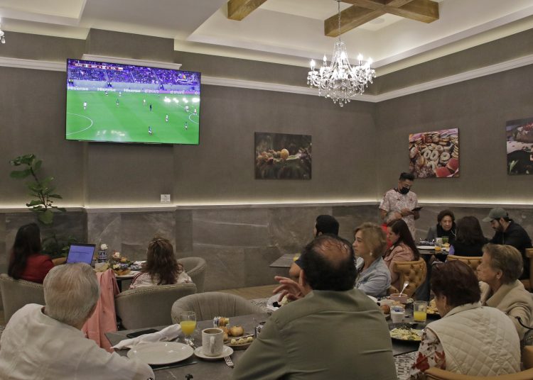 Pactan suspensión parcial de actividades para ver el futbol