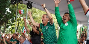Alcalde Pepe Chedraui convive con poblanos durante la inauguración de la Copa Mundial 2026
