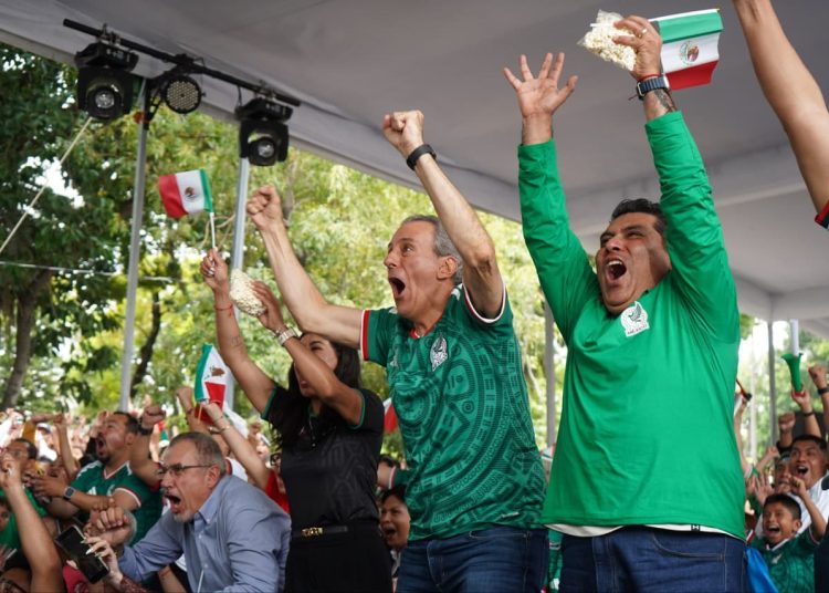 Alcalde Pepe Chedraui convive con poblanos durante la inauguración de la Copa Mundial 2026