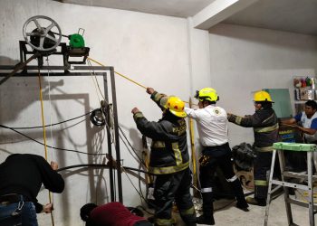 Con éxito se realiza rescate de dos personas en pozo de San Gregorio Zacapechpan