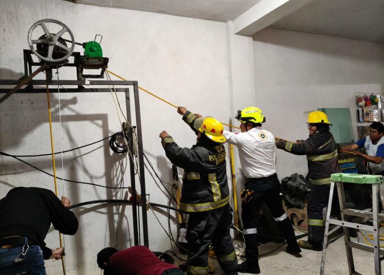 Con éxito se realiza rescate de dos personas en pozo de San Gregorio Zacapechpan