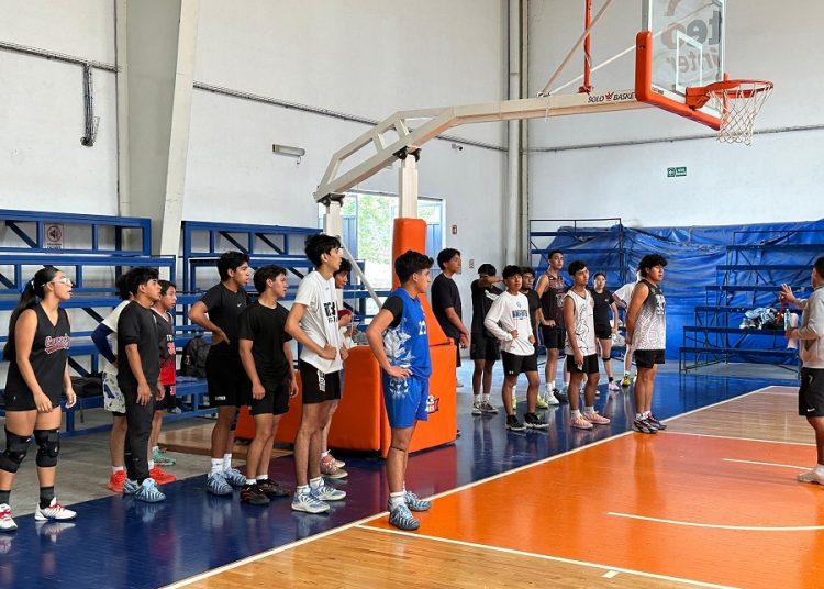 Decenas de jóvenes buscan beca deportiva en try out de la Inter Puebla