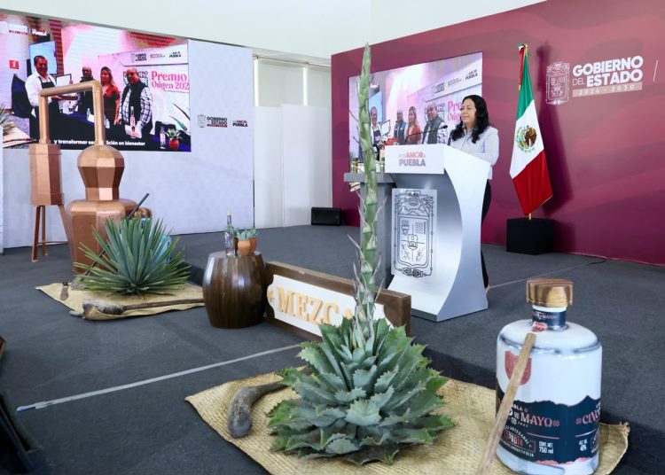 Reconocen la excelencia del mezcal poblano con ‘Premio al Origen 2026’
