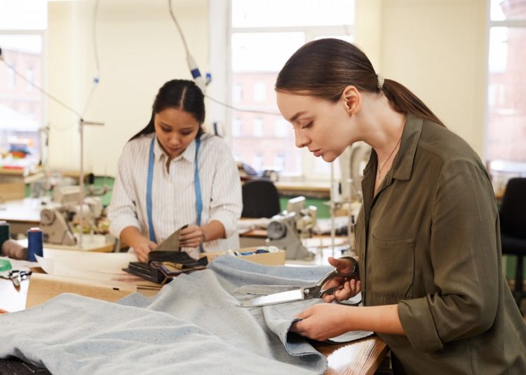 Mujeres lideran empleo en la industria textil