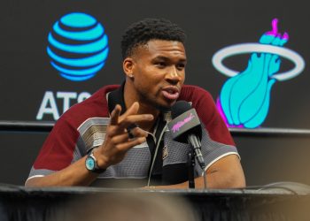 Los Miami Heat presentan a Antetokounmpo