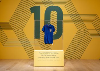 Camiseta que Pelé usó en final del Mundial de 1958 se subasta por 4.9 mdd