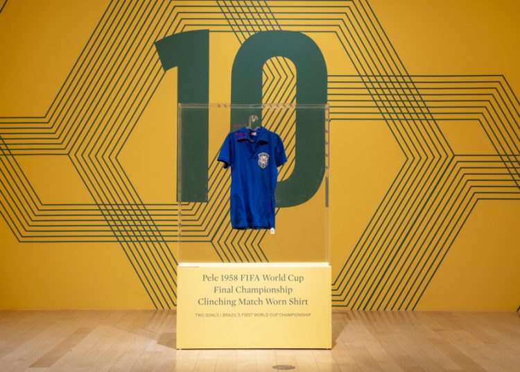 Camiseta que Pelé usó en final del Mundial de 1958 se subasta por 4.9 mdd