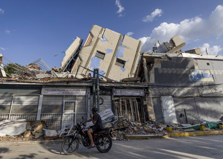 Aumentan a 4 mil 734 los muertos por los terremotos en Venezuela