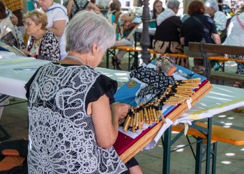 Encaje de bolillos, una tradición que exige concentración