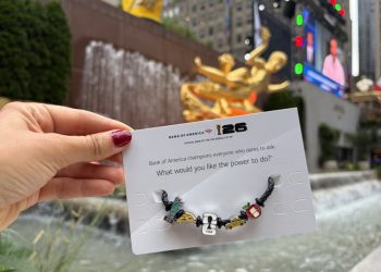 Furor por una pulsera del Mundial: Colas de doce horas