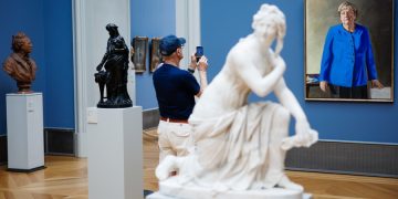 Museo exhibe retrato de Angela Merkel