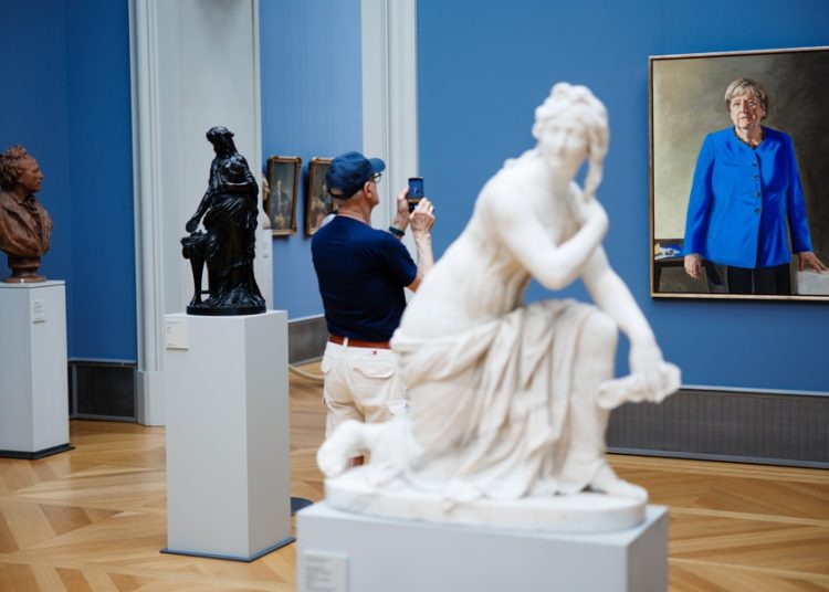 Museo exhibe retrato de Angela Merkel