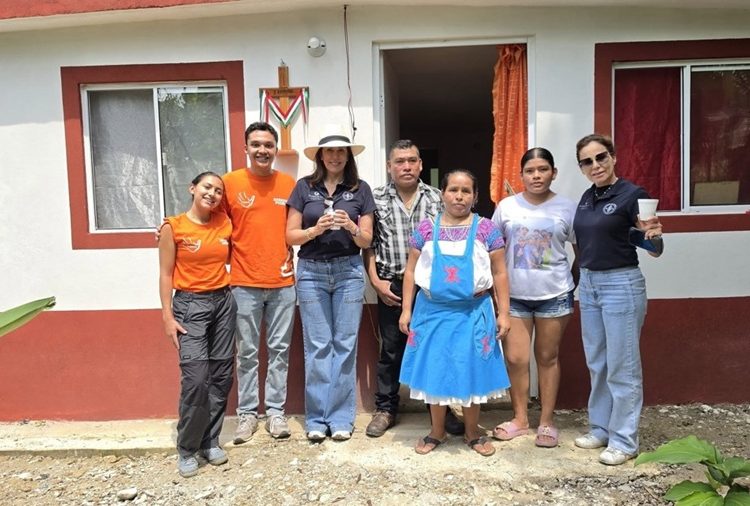 Anáhuac Puebla entrega 9 viviendas a familias vulnerables