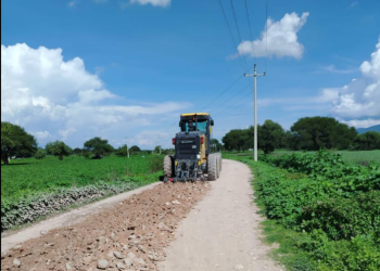 Rehabilitan caminos saca cosechas en Xochitlán Todos Santos